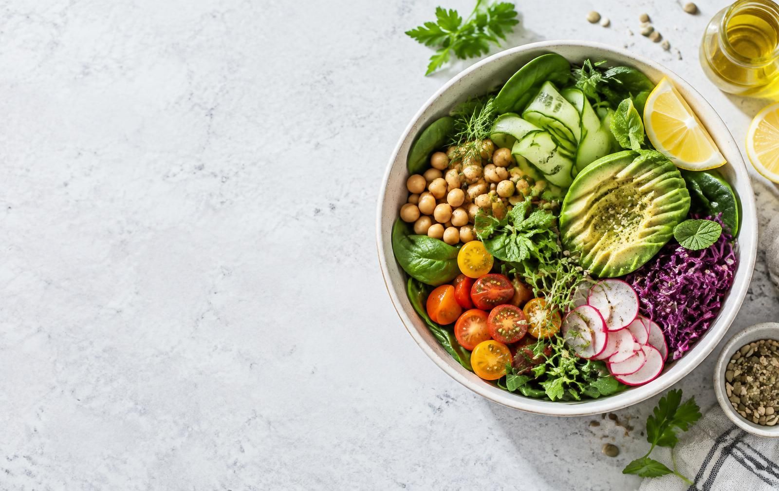 Ensalada de verduras frescas, aguacate y garbanzos